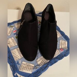 MUNRO Black Taylor Bootie. Size 10.5 Narrow width. Side zip. Nice. 2” Heel